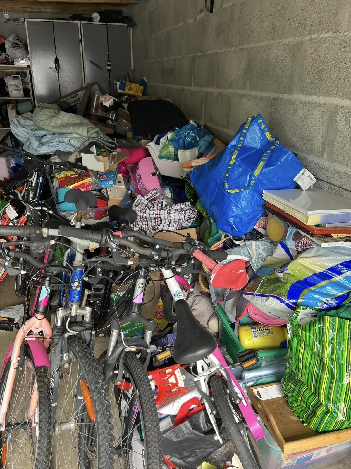 Garage encombré avant débarras complet par Ecoben16 en Charente