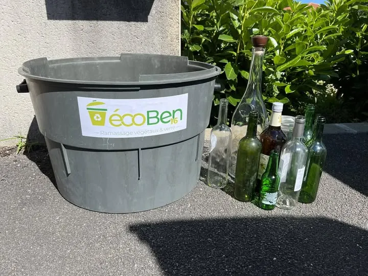 Bac de collecte de verre Ecoben16 déposé chez un client avec bouteilles